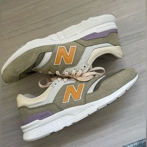 New Balance 997H — Women’s Sneaker size 10